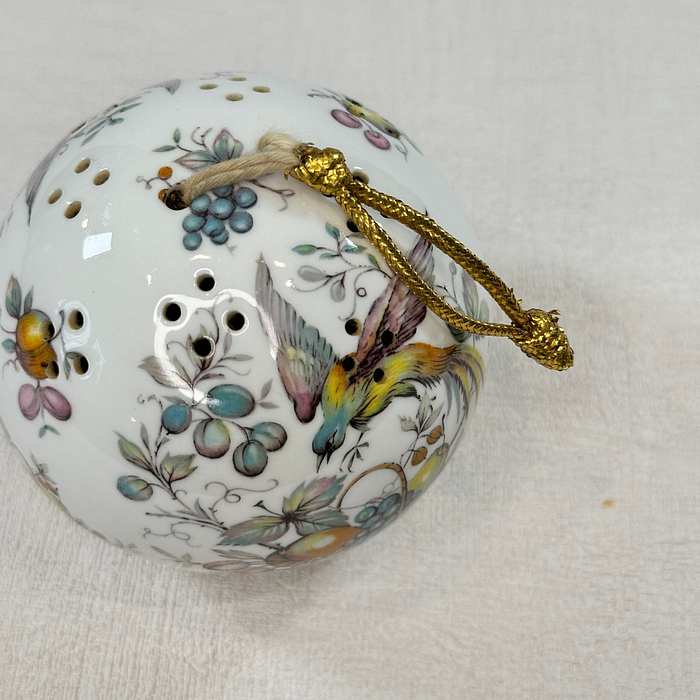 Royal Windsor Woods of Windsor Pomander Potpourri Diffuser Bird Fruit