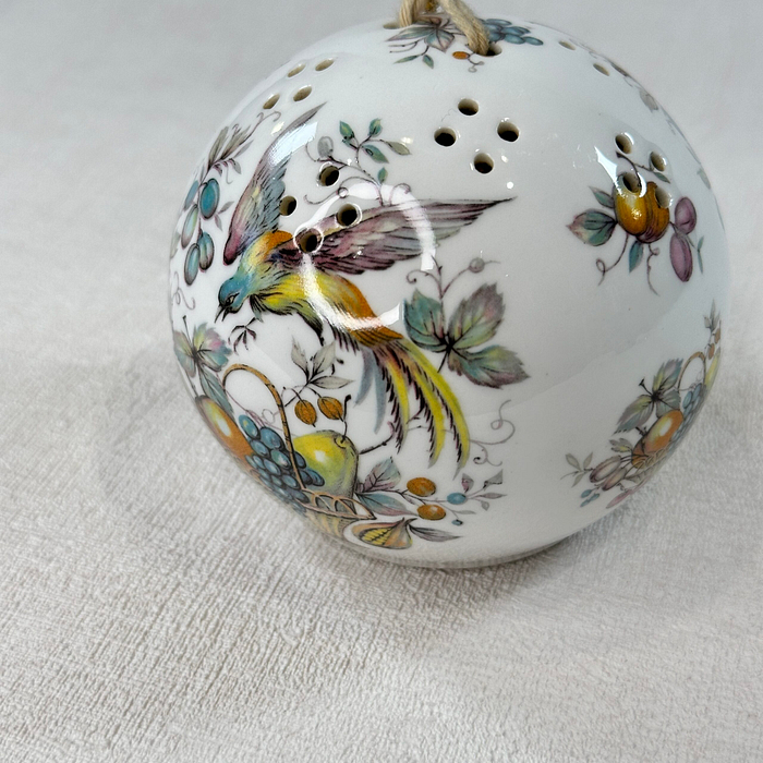 Royal Windsor Woods of Windsor Pomander Potpourri Diffuser Bird Fruit